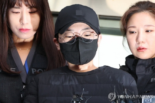 사기 혐의 등으로 검찰 송치가 결정된 전청조 씨가 10일 오전 서울 송파경찰서에 나와 동부지검으로 압송되고 있다. <사진: 연합뉴스>